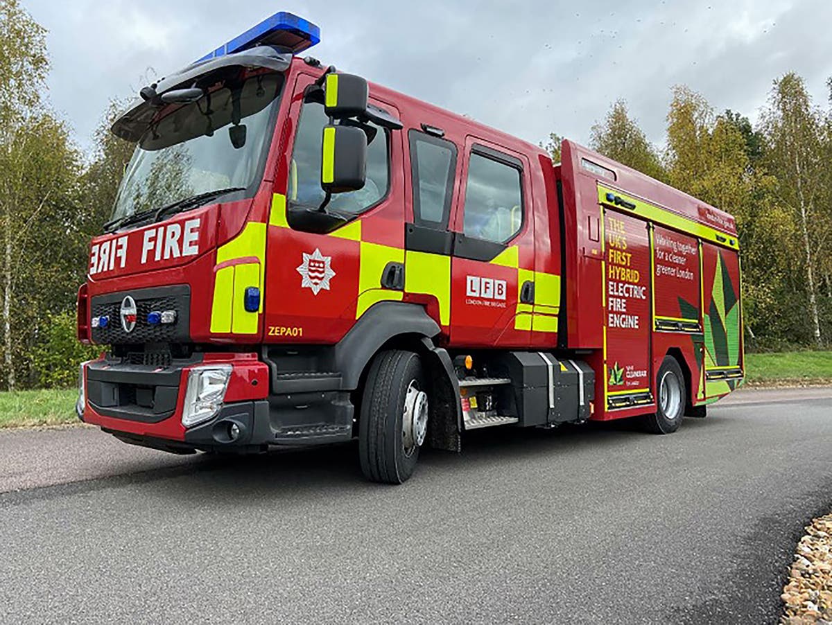 80 firefighters tackling blaze at 17-storey block of flats in London