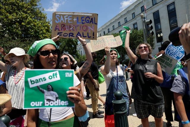 <p>Activistas por el derecho al aborto protestan en la calle cerca de la Corte Suprema de EE.UU. </p>