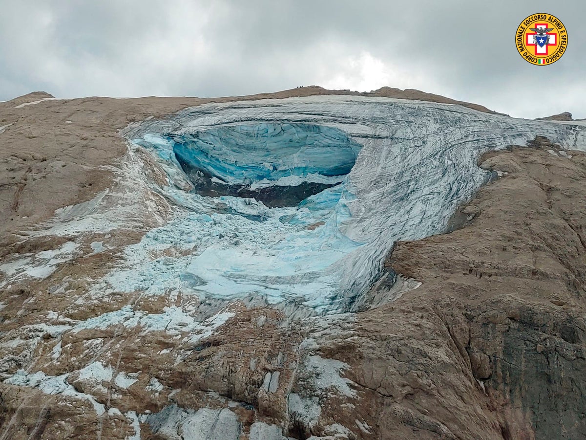 Alp buzul yığını koptu, en az 6 yürüyüşçüyü öldürdü