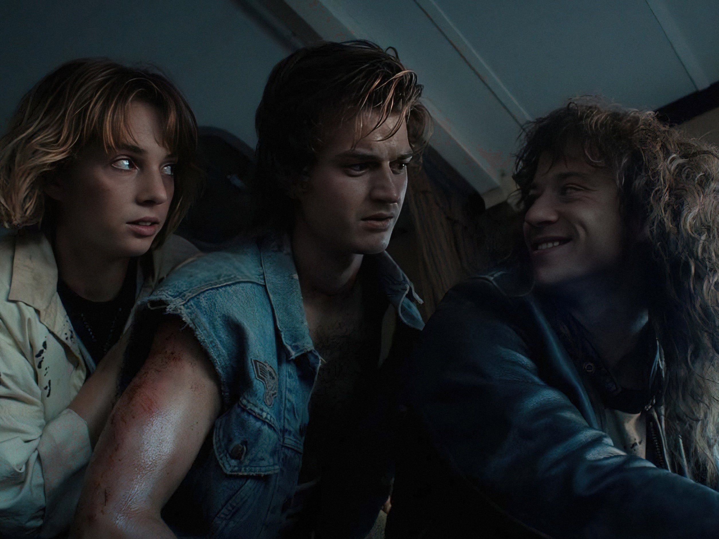 Maya Hawke como Robin Buckley, Joe Keery como Steve Harrington e Joseph Quinn como Eddie Munson