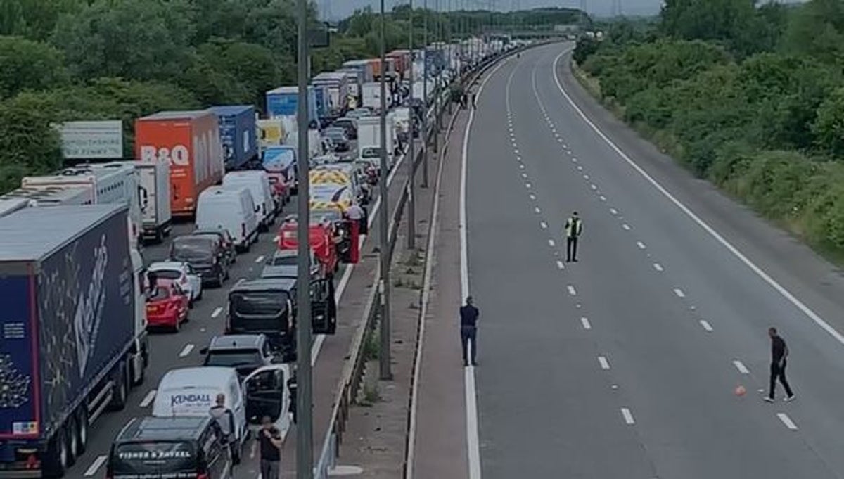 Fuel protests: 13 arrested for ‘driving too slow’ as motorists play football on empty M4