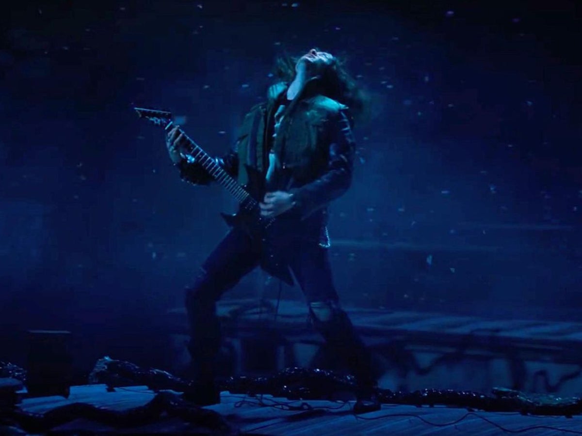 Watch the 'Stranger Things' cast react to Eddie's heavy-metal scene