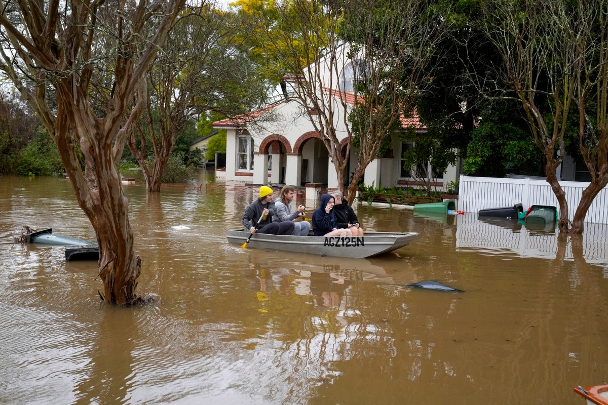 Bölge Londra'nın bir yılda aldığı yağışın aynısını dört günde aldığı için binlerce kişi Sydney'den tahliye edildi