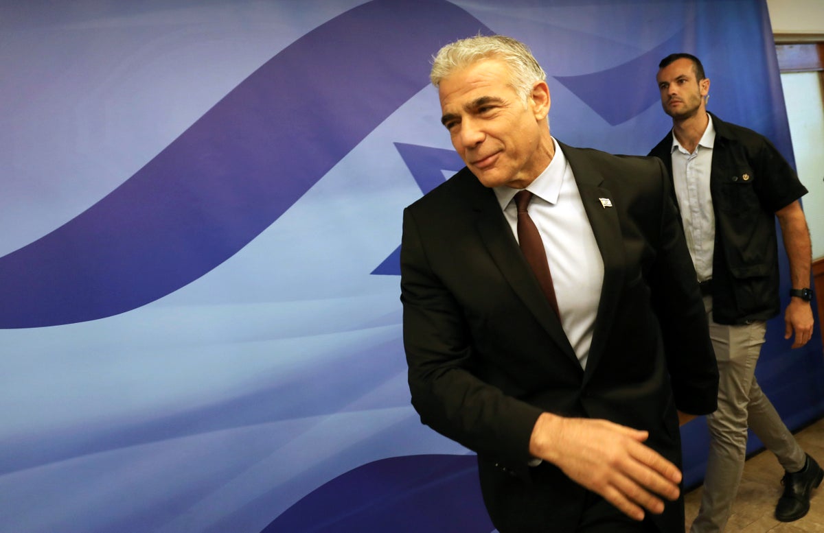 İsrailli Lapid, Başbakan olarak ilk ziyaretinde Paris'te Macron ile görüşecek