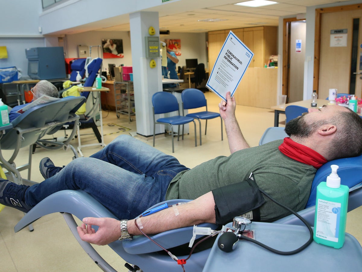 Man gives blood at liverpool doner center