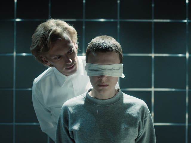 Jamie Campbell Bower como Peter Ballard y Millie Bobby Brown como Eleven