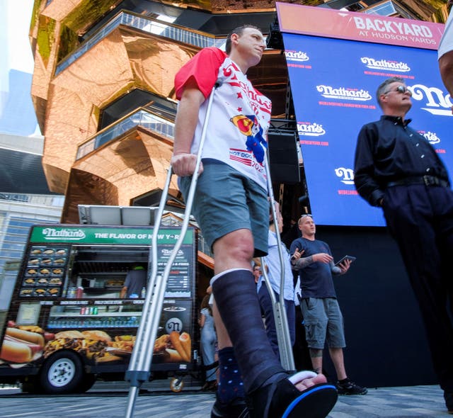 <p>El campeón mundial Joey Chestnut llega el 1 de julio de 2022 para asistir al pesaje previo al Concurso Internacional de Hot Dogs de Nathan’s Famous del 4 de julio en Nueva York, Estados Unidos</p>