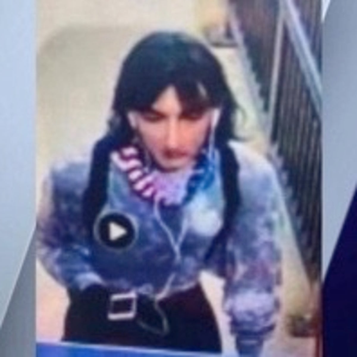 Photo emerges of Robert Crimo disguised in women's clothes to flee Highland Park shooting | The Independent Photo emerges of Robert Crimo disguised in women's clothes to flee Highland Park shooting | The Independent