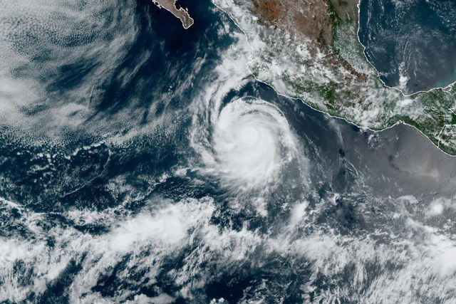 El huracán Bonnie se ha convertido en una tormenta de categoría 3 después de cruzar desde el Atlántico