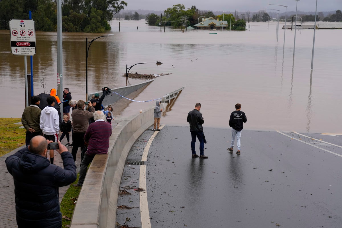 Avustralya'yı sel bastı: Karaya oturmuş kargo gemisi 'çevresel felaketten' önce kurtarıldı