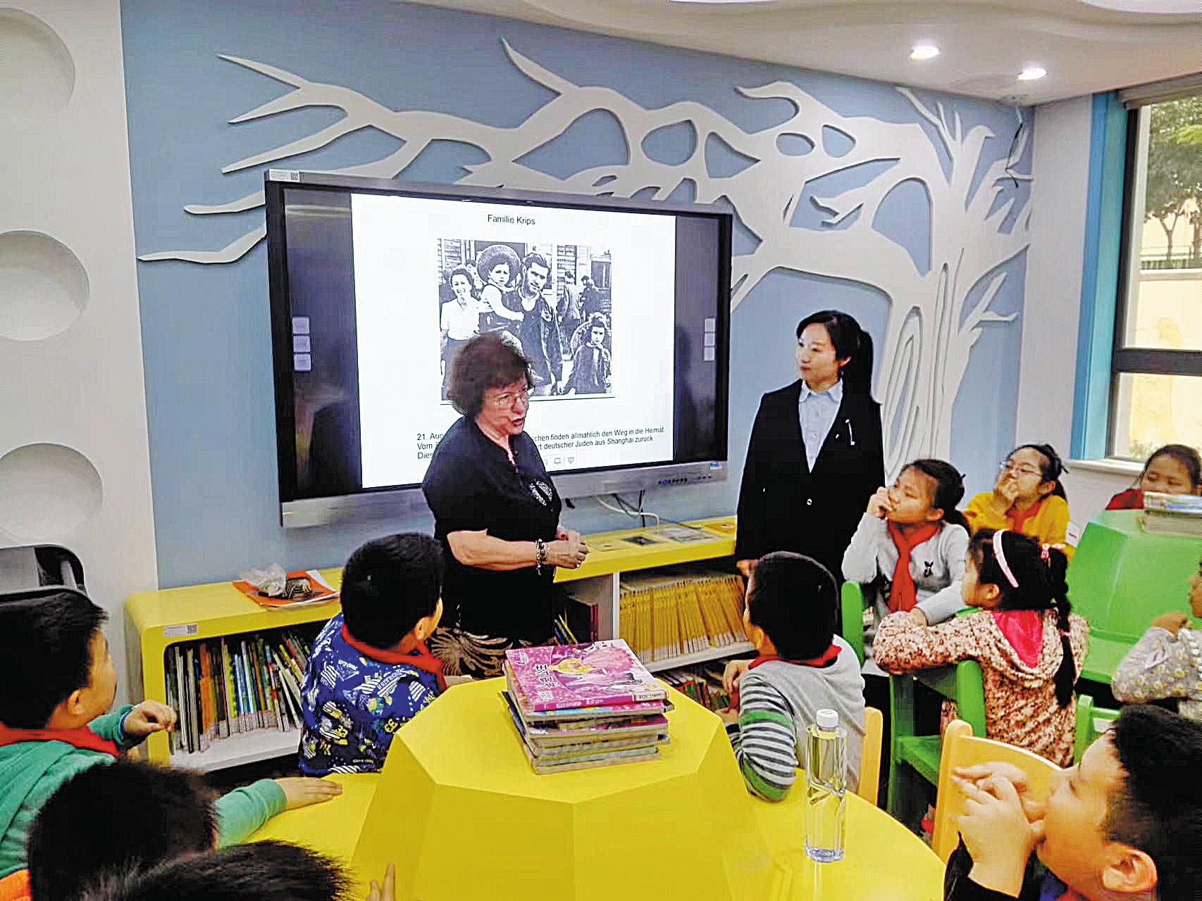 Mühlberger tells her story to Chinese children in 2017