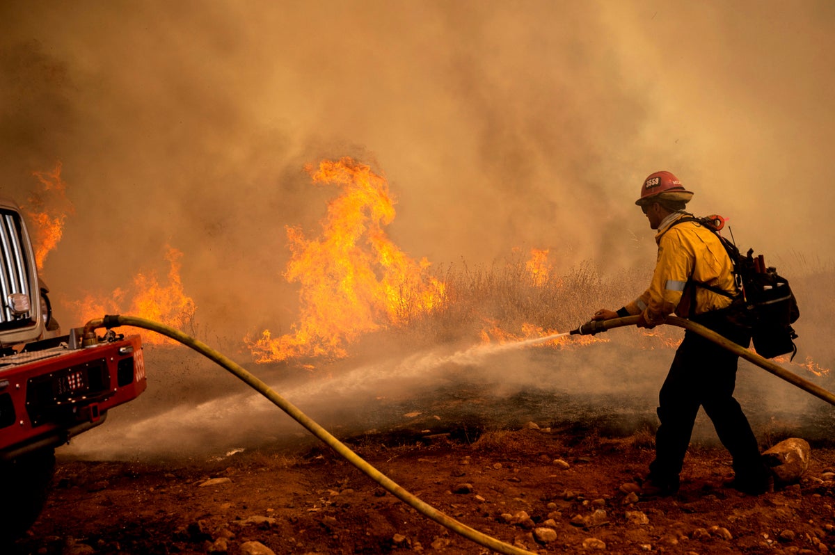 Olumlu hava, Kaliforniya orman yangınına karşı mücadeleye yardımcı olur