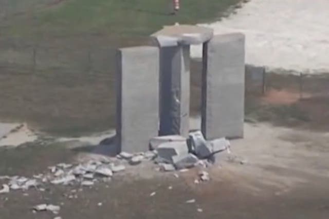 <p>Los escombros son todo lo que queda de uno de los cinco pilares de las Piedras Guía de Georgia. Una explosión destruyó una de las losas, lo que provocó una investigación de la Agencia de Investigación de Georgia</p>