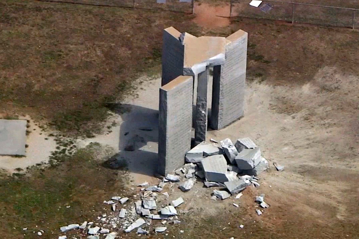Georgia Guidestones patlaması en son: Komplocular yıldırım çarpmasını suçlarken 'Amerikan Stonehenge' saldırganlarını avlayın