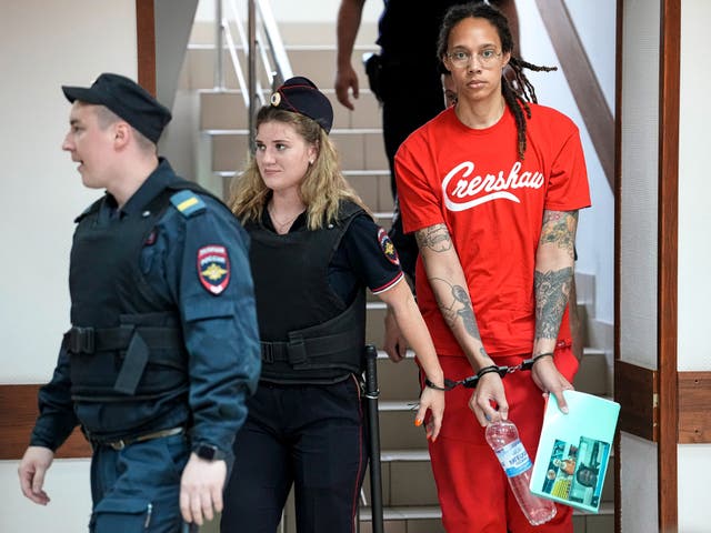 La estrella de la WNBA y dos veces medallista de oro olímpica Brittney Griner es escoltada a una sala del tribunal para una audiencia en Khimki, en las afueras de Moscú, Rusia, el jueves 7 de julio de 2022.