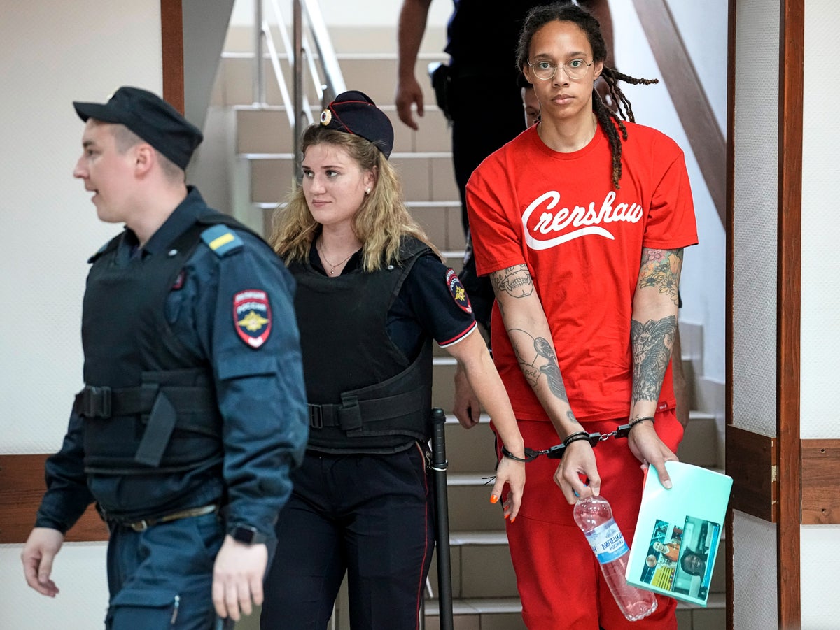 Brittney Griner, Rus mahkemesinde on yıl hapis cezasına çarptırılmasına neden olabilecek uyuşturucu suçlamalarını kabul etti