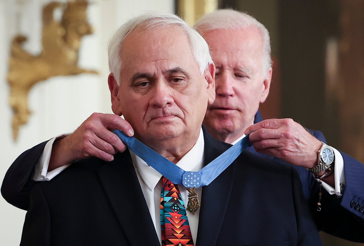 Joe Biden'ın Medal of Honor'ı tersten taktığı sahte video yayılıyor