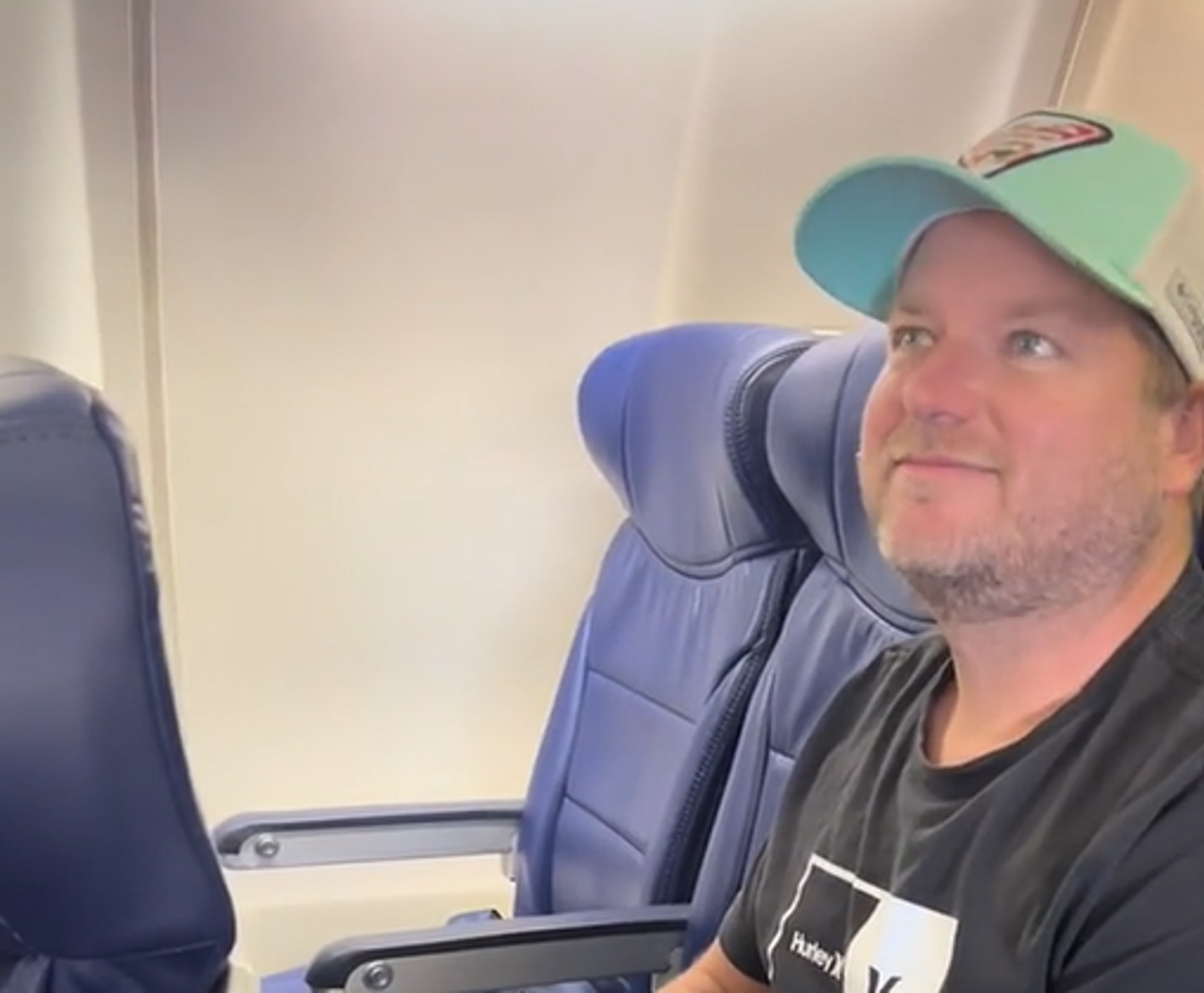 Man shares travel hack for keeping the plane seat next to yours empty
