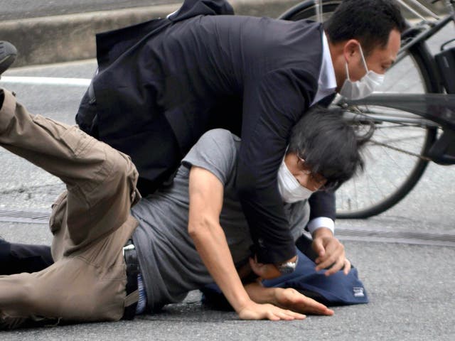 El sospechoso Tetsuya Yamagami es detenido después del tiroteo del ex primer ministro Shinzo Abe en la prefectura de Nara, al oeste de Japón, el viernes 8 de julio de 2022.