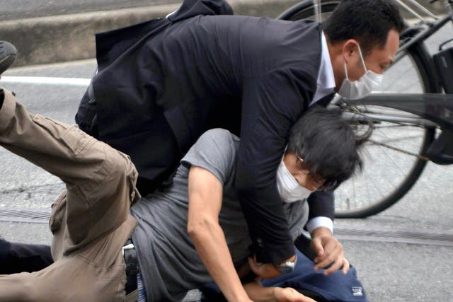El sospechoso Tetsuya Yamagami es detenido después del tiroteo del ex primer ministro Shinzo Abe en la prefectura de Nara, al oeste de Japón, el viernes 8 de julio de 2022.