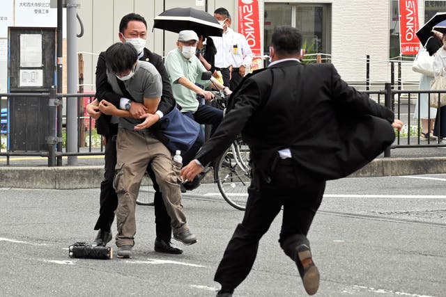 La policía japonesa aborda el arresto de un sospechoso que se cree que disparó al ex primer ministro Shinzo Abe con un arma hecha a mano