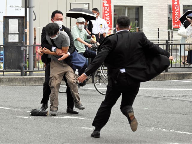 La policía japonesa aborda el arresto de un sospechoso que se cree que disparó al ex primer ministro Shinzo Abe con un arma hecha a mano