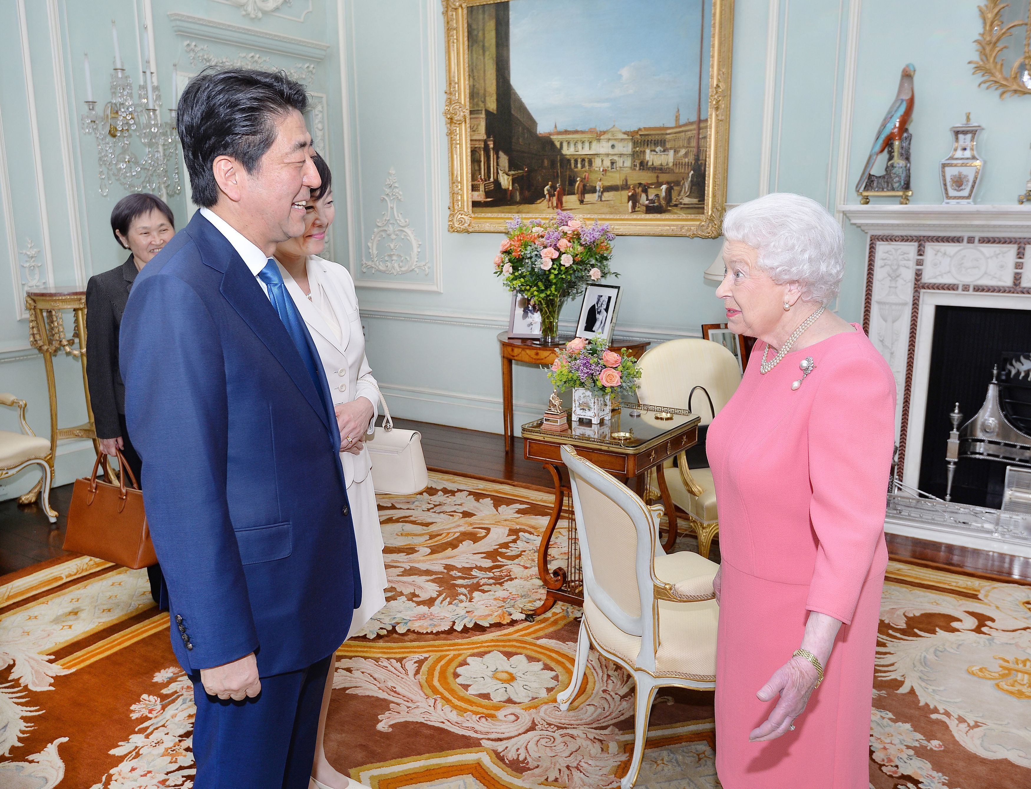Queen Elizabeth II with former Prime Minister of Japan Shinzo Abe (PA)