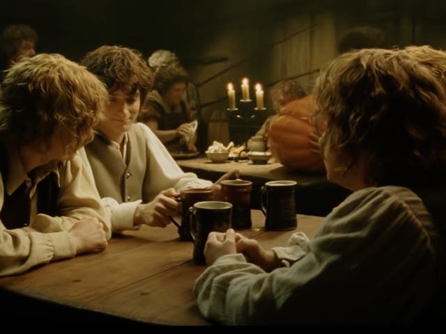 <p>LOTR fan is seated next to hobbit actors at reunion dinner</p>