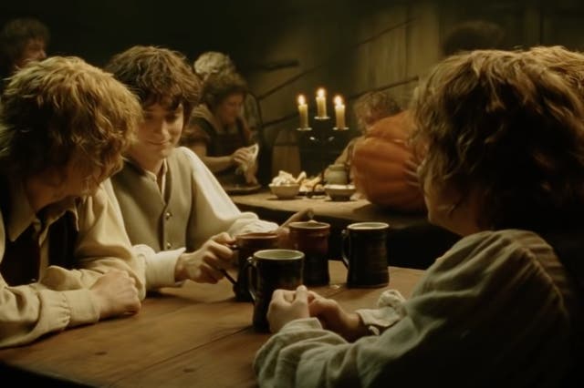 <p>LOTR fan is seated next to hobbit actors at reunion dinner</p>