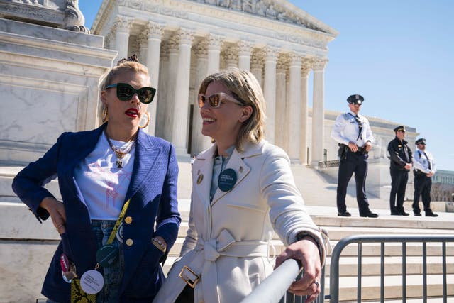 <p>Busy Philipps y Elizabeth Banks participan en una manifestación por el derecho al aborto frente al Tribunal Supremo el 4 de marzo de 2020 en Washington, DC. Busy Philips es una de las muchas celebridades que se han abierto sobre haber recibido un aborto, y Elizabeth Banks ha sido una defensora de los derechos reproductivos</p>