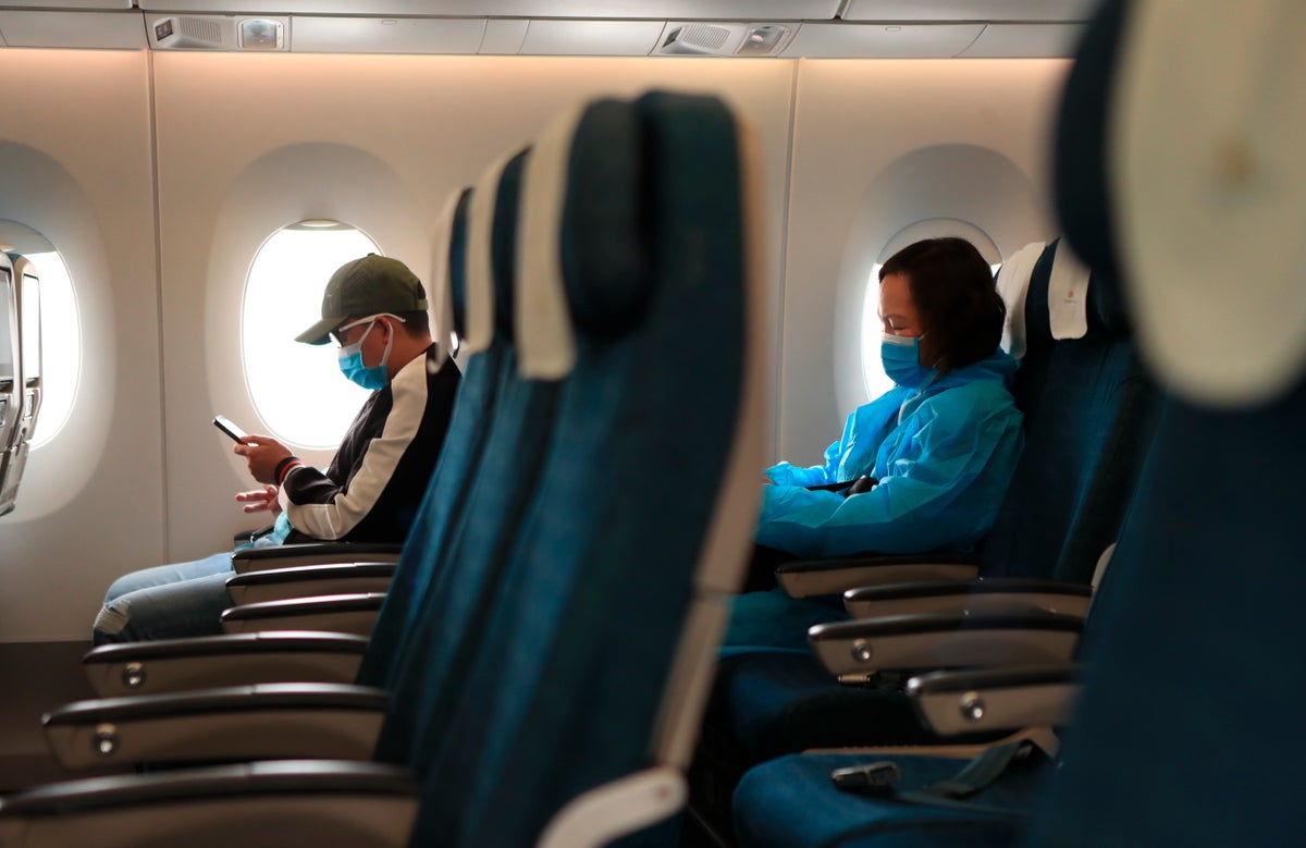 Feds nudge airlines to let families sit together on planes