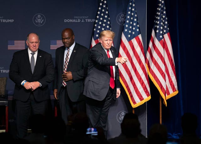 El expresidente de los Estados Unidos, Donald Trump, señala a sus partidarios después de hablar en un mitin respaldando a los candidatos republicanos Adam Laxalt y Joe Lombardo (no en la foto), el 8 de julio de 2022 en Las Vegas.