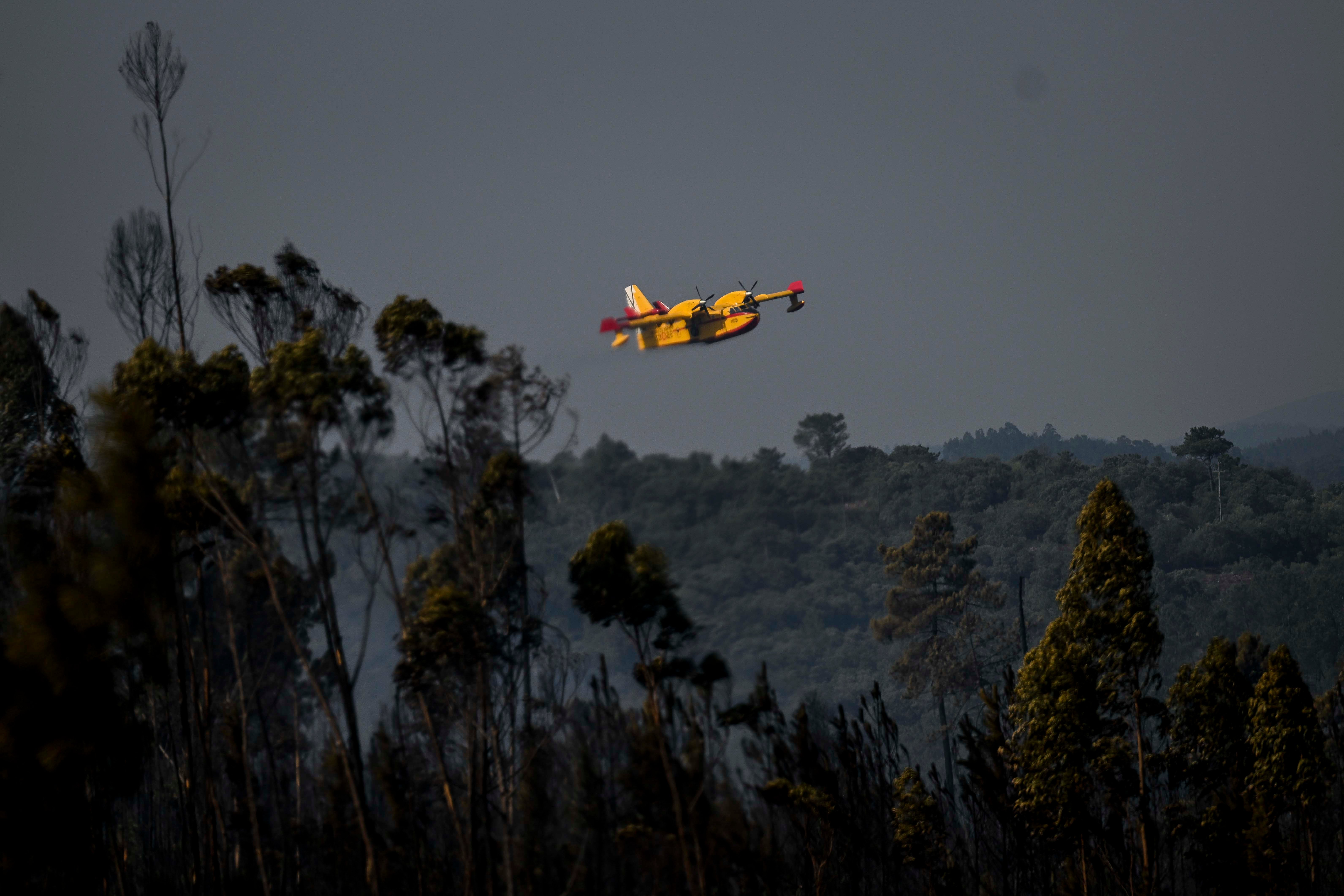 A firefighting plane above Freixianda