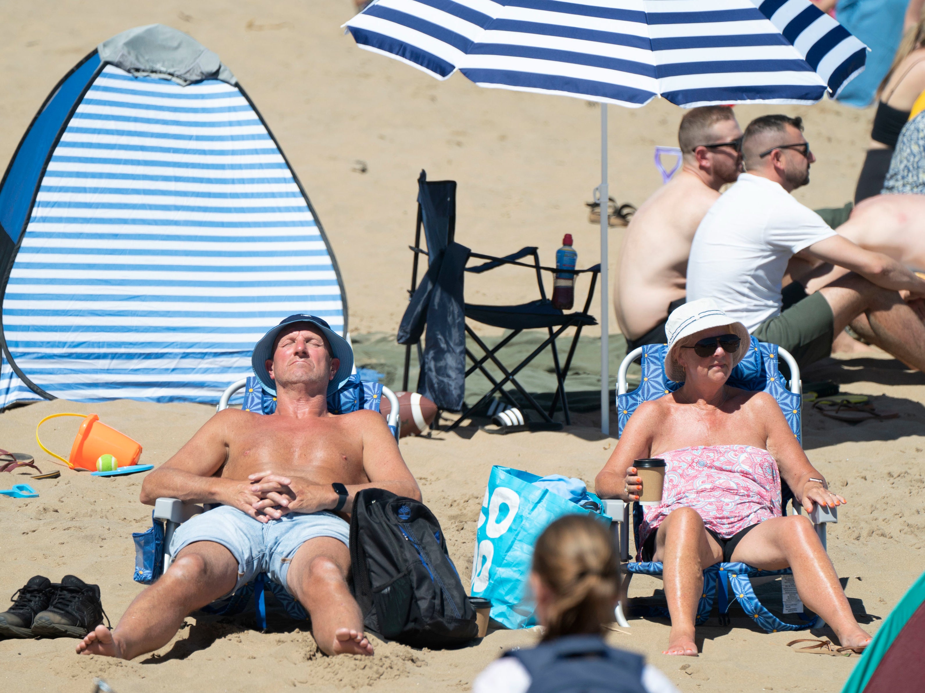Britons are being urged to ration water as temperatures are expected to soar to 33C