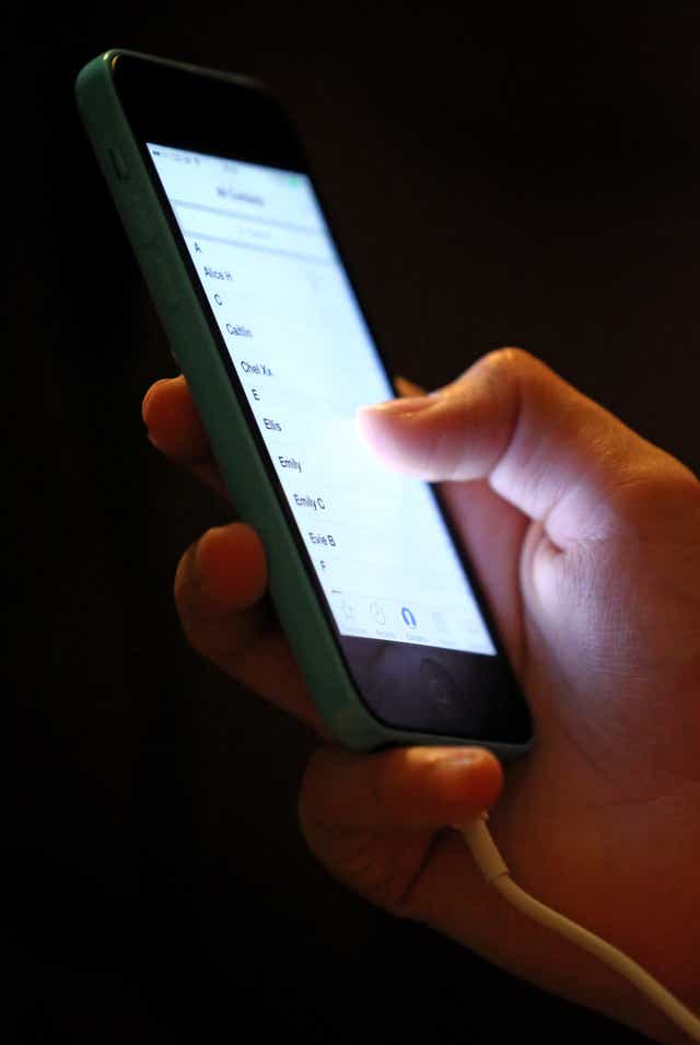 <p>La gente aprecia el contacto con sus seres queridos más de lo que cree, según sugiere un nuevo estudio (PA)</p>