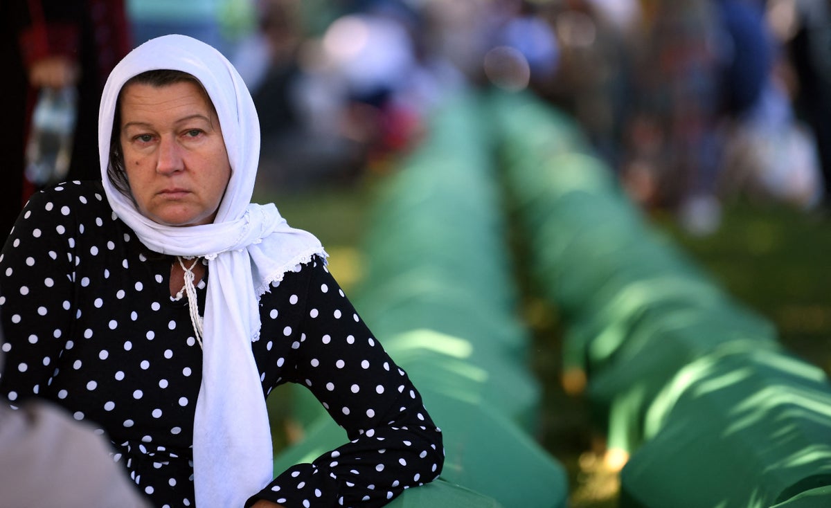 Hollanda hükümeti, Srebrenica katliamındaki rolü nedeniyle 'en derin özürlerini' sunuyor