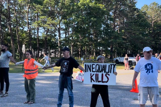 Los manifestantes climáticos bloquean el acceso al aeropuerto en East Hampton, NY el lunes