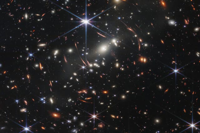 <p>La imagen más profunda del Universo tomada hasta ahora, la primera imagen en color del Telescopio Espacial James Webb fue revelada el 11 de julio.</p>