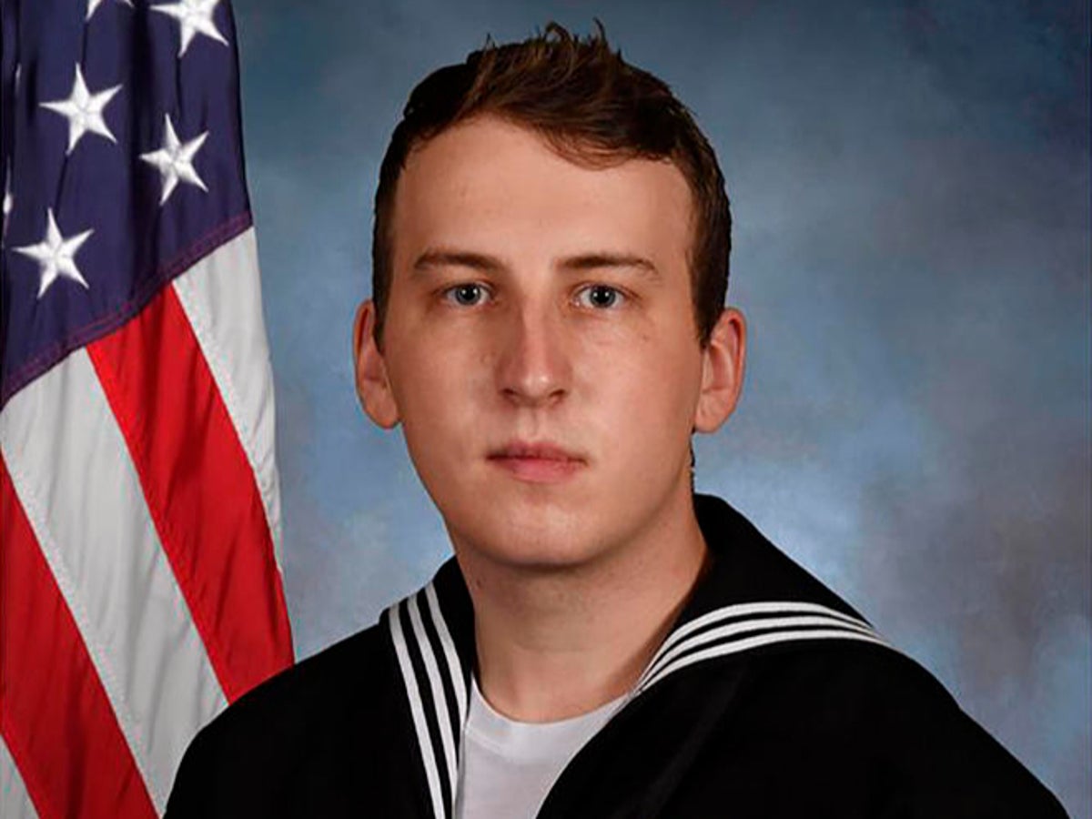 Donanma denizcisi demirlemiş uçak gemisinde ölü bulundu soruşturma başlattı
