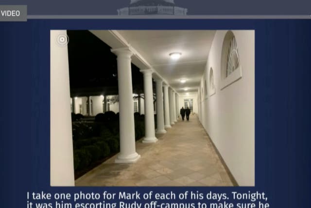 <p>Mark Meadows escolta a Rudy Giuliani fuera de la Casa Blanca</p>