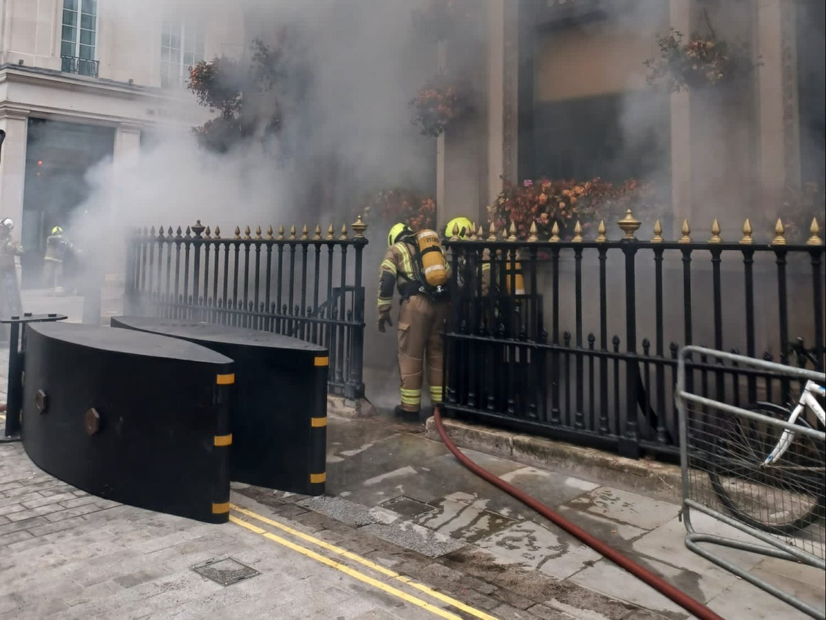 Trafalgar Square fire: Seventy fire fighters tackle blaze in central London pub during heatwave