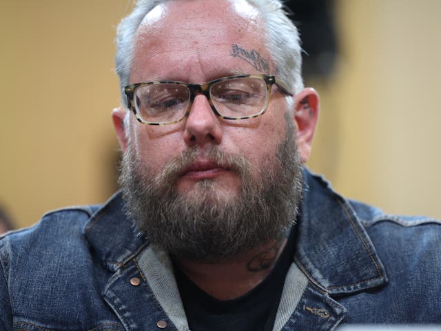 Jason Van Tatenhove, quien se desempeñó como portavoz nacional de Oath Keepers y como asistente cercano del fundador de Oath Keepers, Stewart Rhodes, testifica durante la séptima audiencia del Comité Selecto de la Cámara.