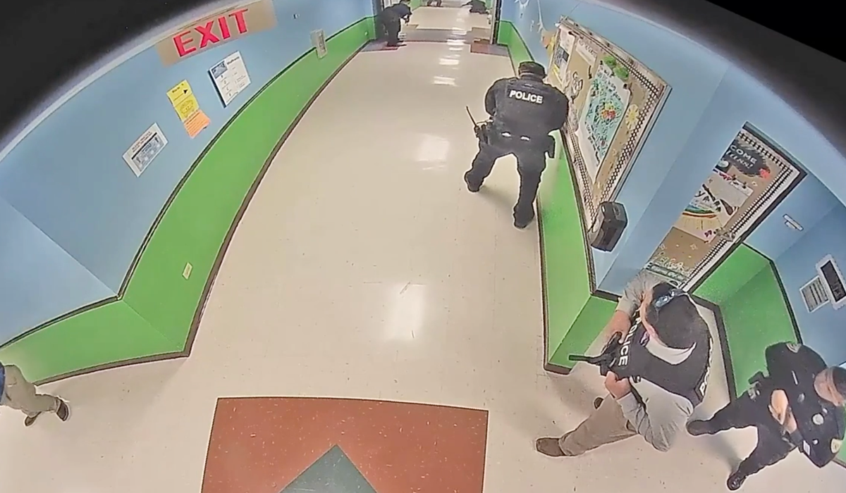 Uvalde okul videosu, memurun el dezenfektanı için durduğunu ve silahlı adamdan kaçan polisi gösteriyor