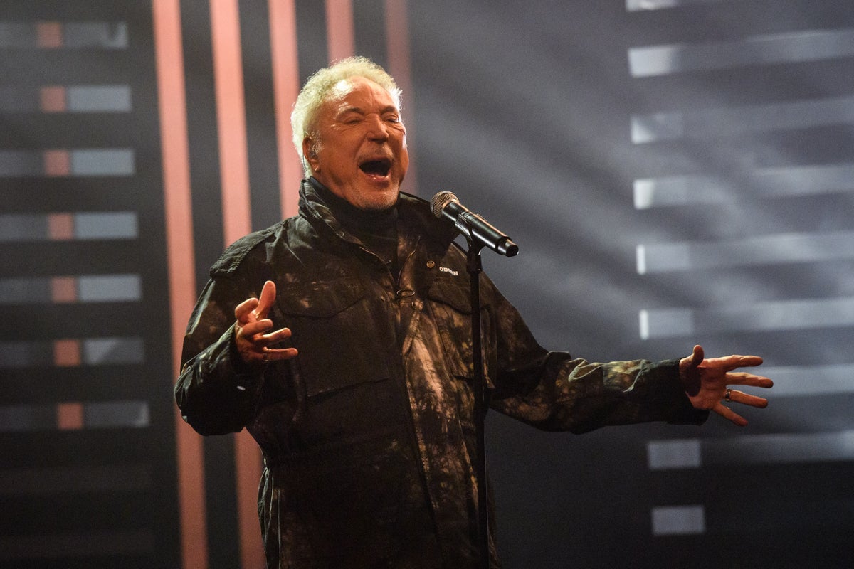 Tom Jones denies reports he collapsed ahead of Budapest concert