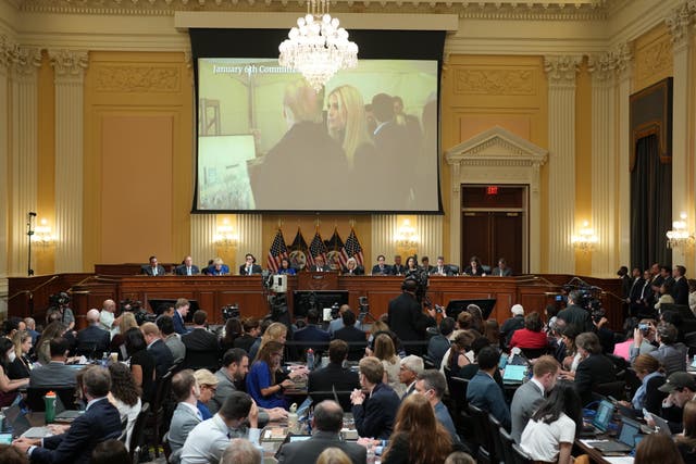 Una imagen del expresidente Donald Trump y su hija, Ivanka Trump, se muestra en una pantalla durante la séptima audiencia realizada por el Comité Selecto para Investigar el Ataque del 6 de enero al Capitolio de EE. UU. el 12 de julio de 2022
