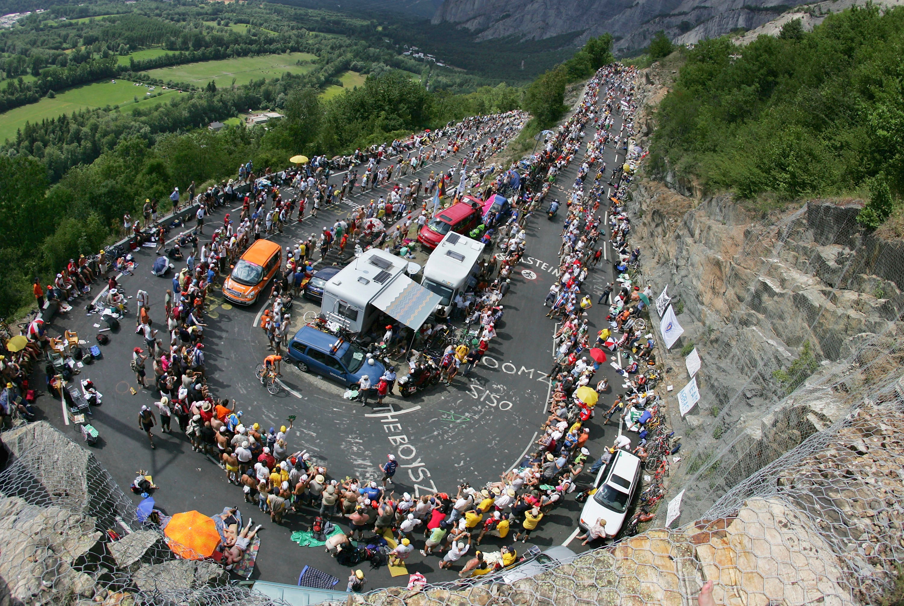 Hundreds of thousands of fans crowd the course in 2004