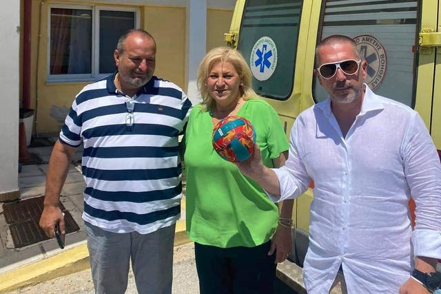 <p>Ivan (r), who went missing off the coast of Myti beach, with his father (l) and the mayor of Kassandra, Anastasia Chalkia </p>