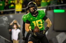 Oregon tight end, social media star, dies of head injury