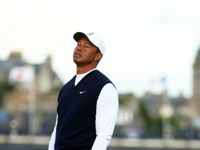 <p>Tiger Woods reacts to a missed putt</p>