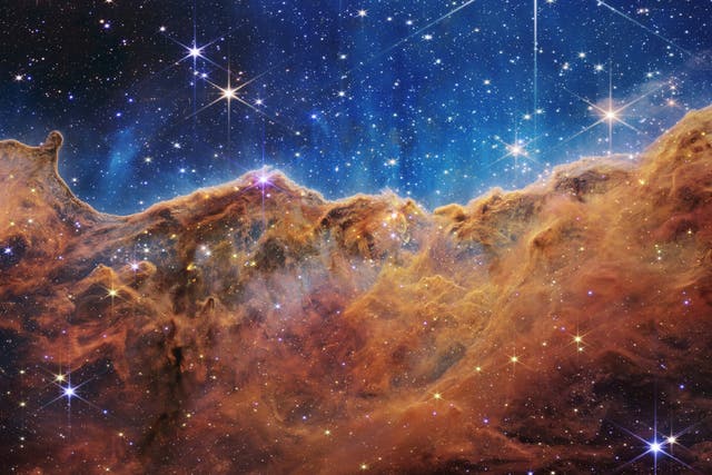 <p>La imagen del telescopio espacial James Webb de la nebulosa Carina está compuesta por datos de los instrumentos del telescopio en el infrarrojo cercano y medio</p>